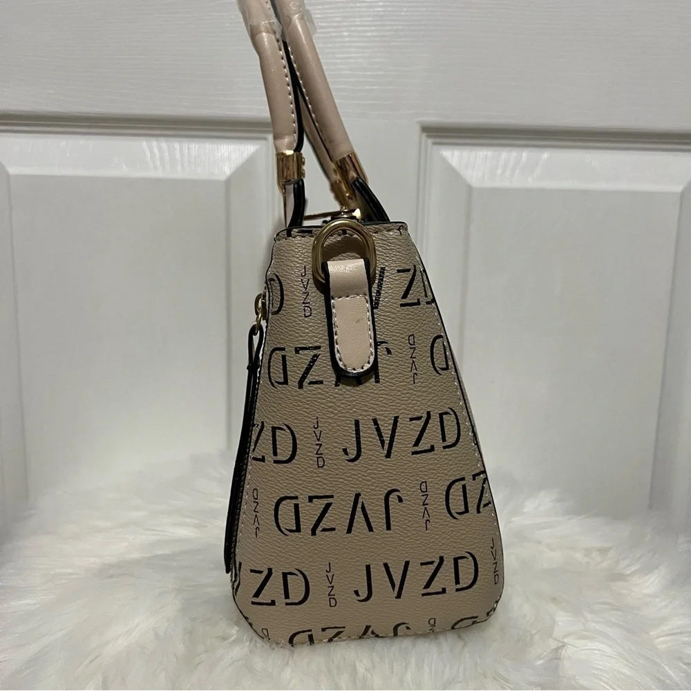 💗 *NEW* Cream Handbag with Gold‎ Hardware